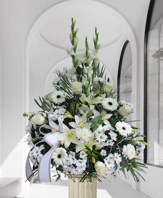 Centro de flores para difuntos en tonos blancos