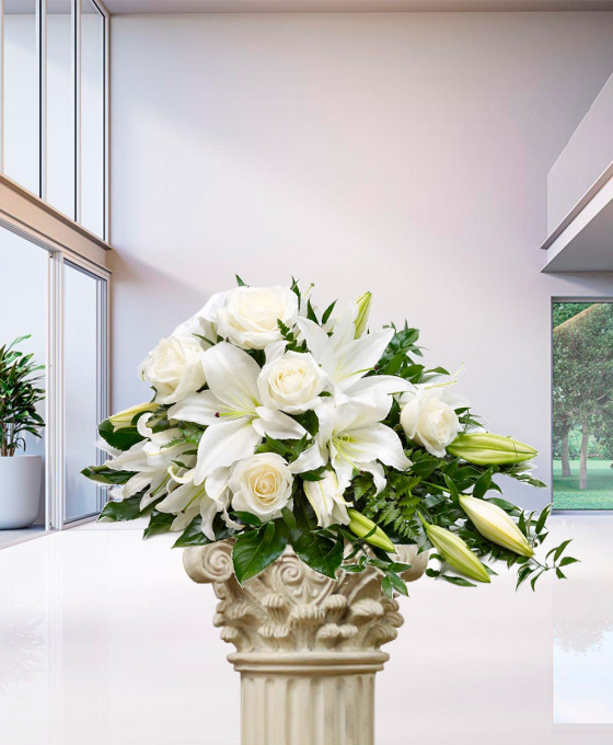 Centro de flores alargado con rosas